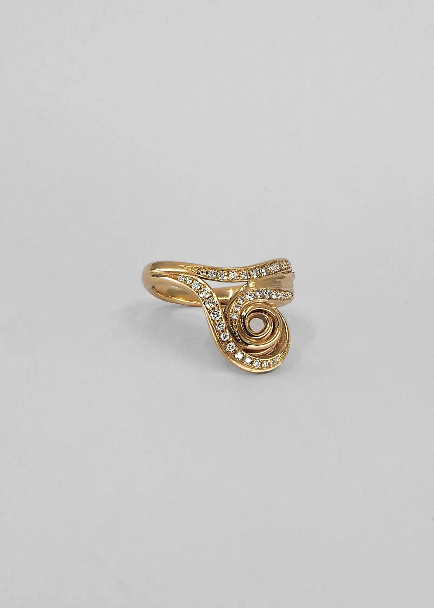 Unda Pavé 14K Gold Ring w. Diamonds